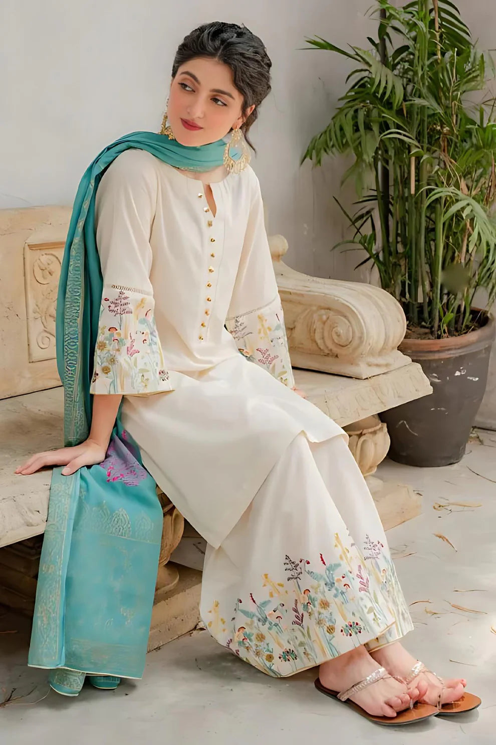 Embroidered Off White Lawn 3 Piece Suit D/882
