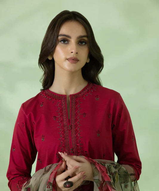 Sapphire Embroidered Lawn 3 Piece Suit D/751