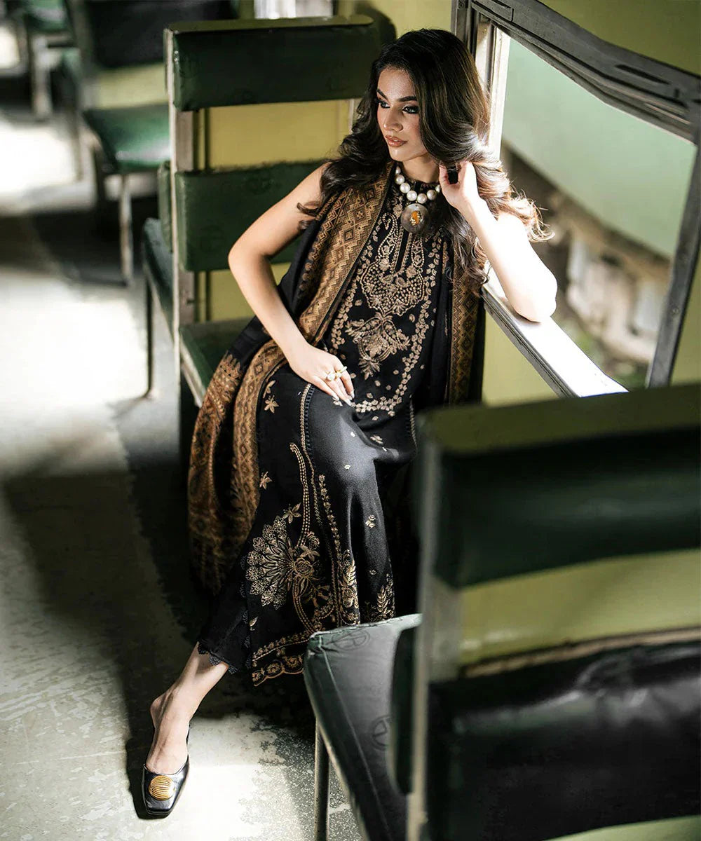 Izel Embroidered Three Piece Dhanak D-90