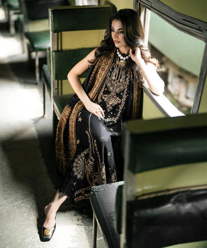 Izel Embroidered Three Piece Dhanak D-90